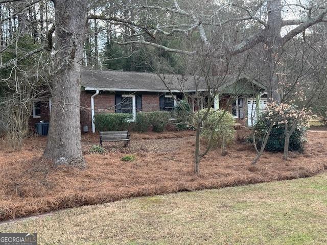 ranch-style house with a front yard