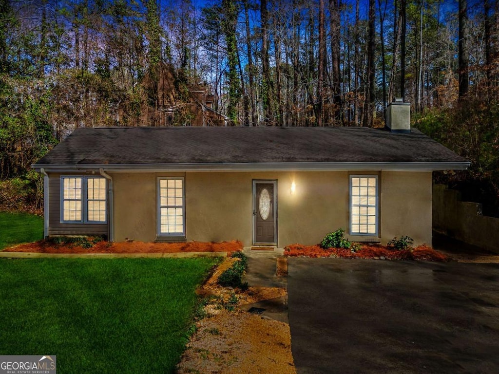 single story home featuring a front yard