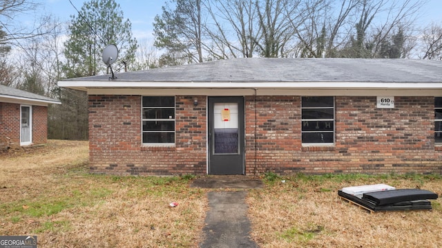 view of front of home with a front yard