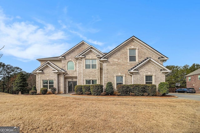 view of front of property featuring a front lawn