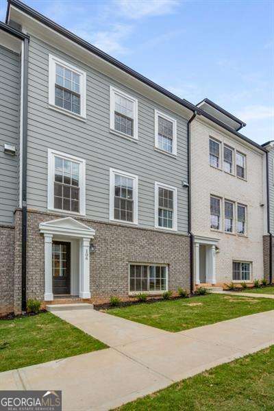 view of front of property with a front yard