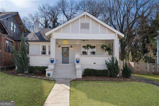 view of front of property featuring a front lawn and covered porch