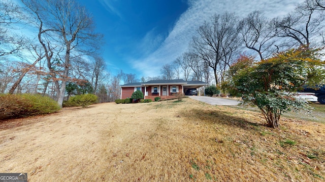 view of front of home featuring a carport and a front lawn