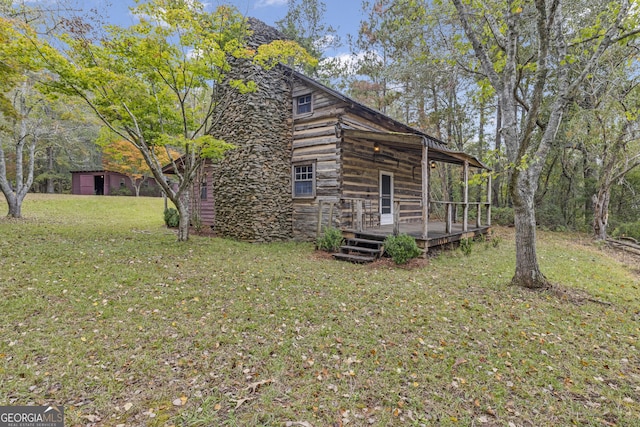 view of front of property featuring a deck and a front lawn