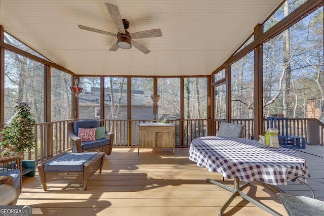 sunroom / solarium featuring a ceiling fan