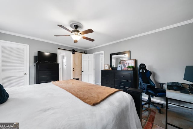 bedroom featuring ornamental molding, a barn door, and ceiling fan