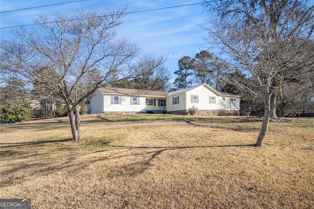 ranch-style house featuring a front yard