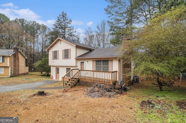 tri-level home with a wooden deck