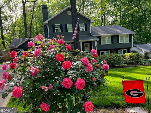 tri-level home featuring a front yard