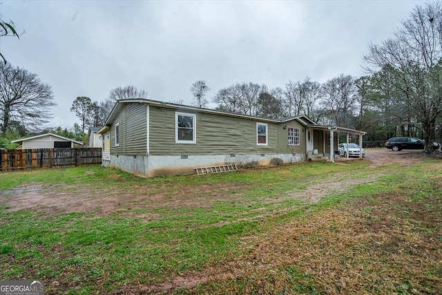 manufactured / mobile home with a front yard