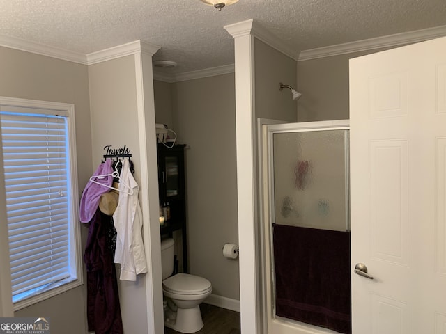 bathroom featuring a textured ceiling, toilet, baseboards, a shower stall, and crown molding