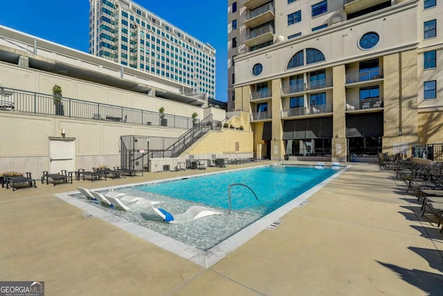 view of swimming pool featuring a patio