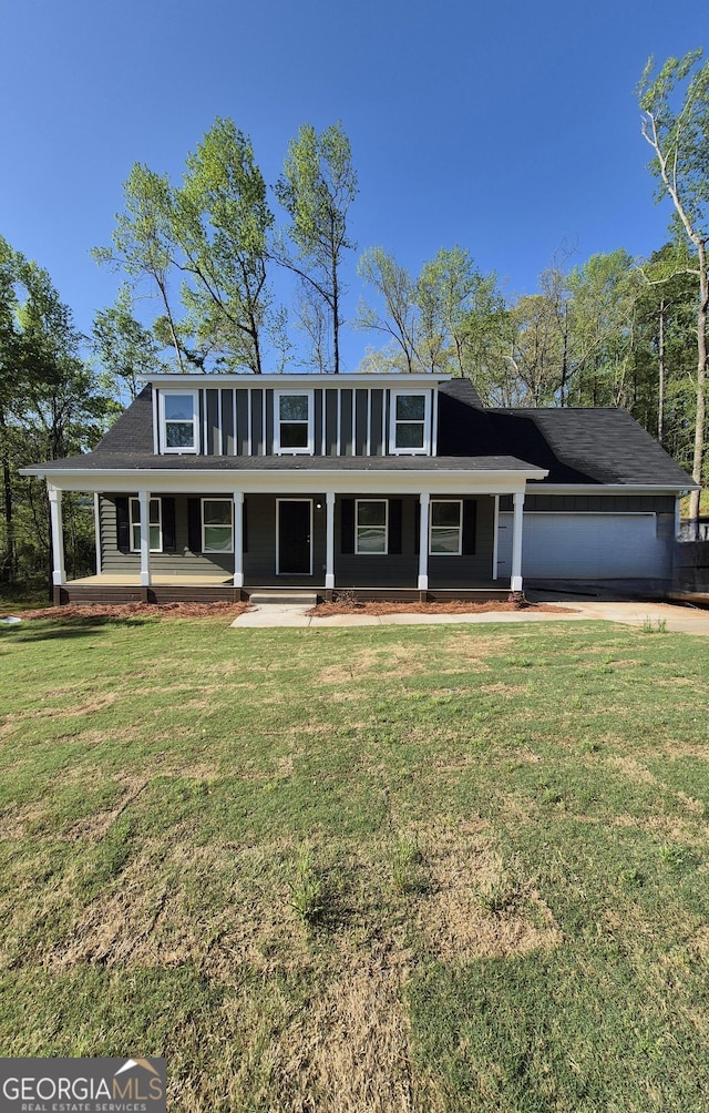 view of front facade featuring a front yard and a porch