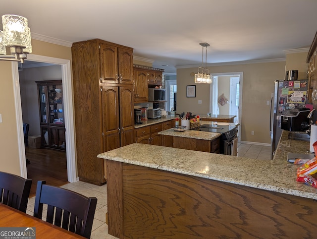 kitchen featuring kitchen peninsula, decorative light fixtures, a kitchen island, an inviting chandelier, and black electric range oven