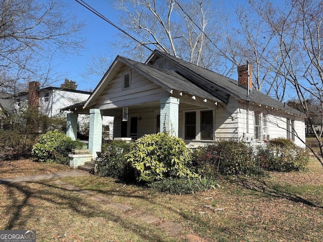 view of front of home with a porch and a front lawn