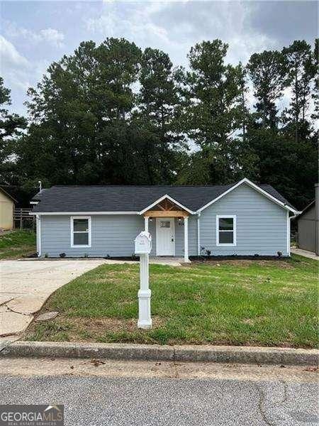 view of front of house with a front yard