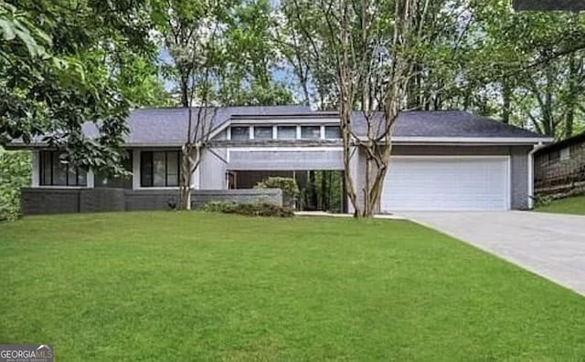 view of front facade featuring a garage and a front lawn