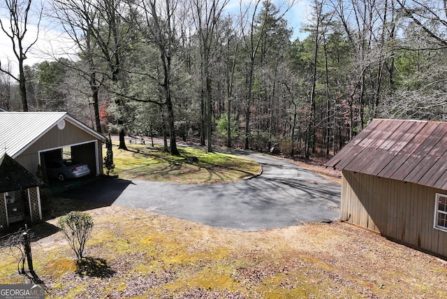 view of yard with an outbuilding and a garage