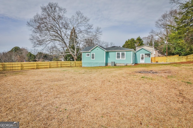 view of front of house with cooling unit and a front yard