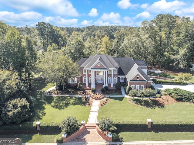 view of front of home featuring a front yard