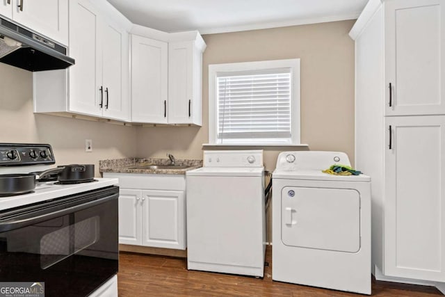 laundry room featuring dark wood-type flooring, washing machine and clothes dryer, ornamental molding, and sink