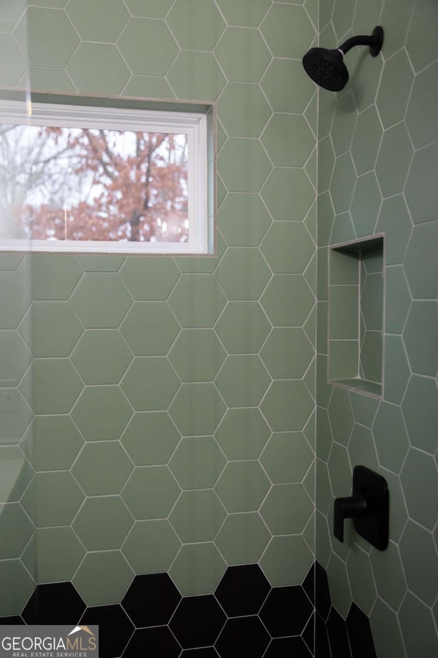 bathroom featuring tiled shower