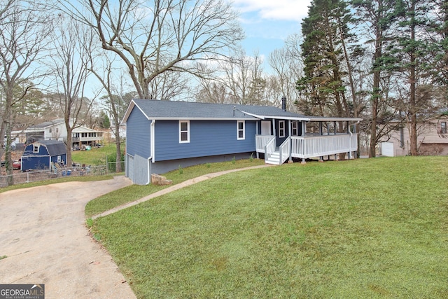 view of front facade featuring a porch and a front lawn