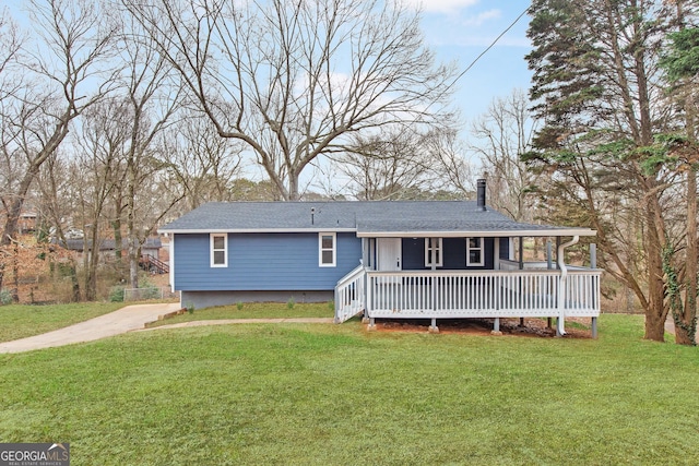 single story home featuring a front lawn