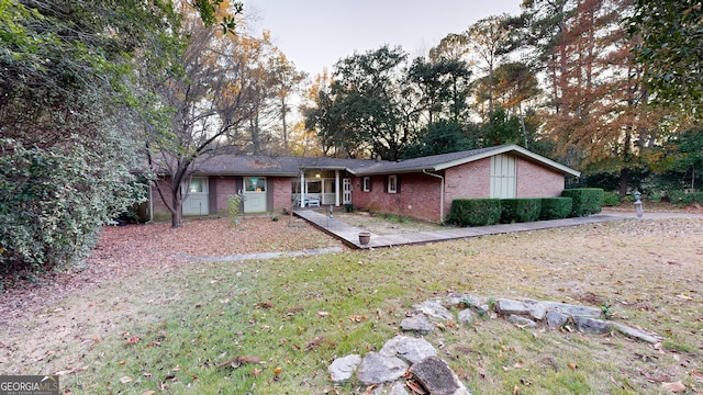 ranch-style house featuring a front yard