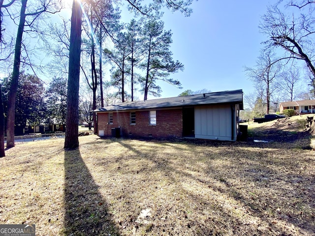 exterior space with a yard