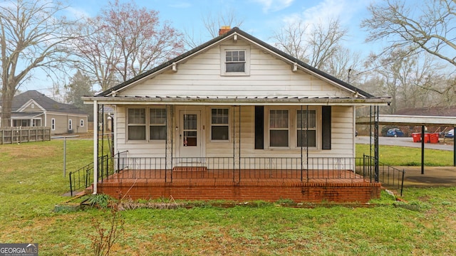 view of front of property featuring a porch and a front yard