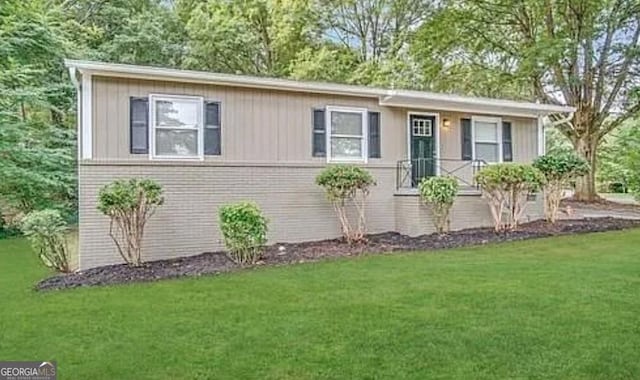 view of front of property with a front yard