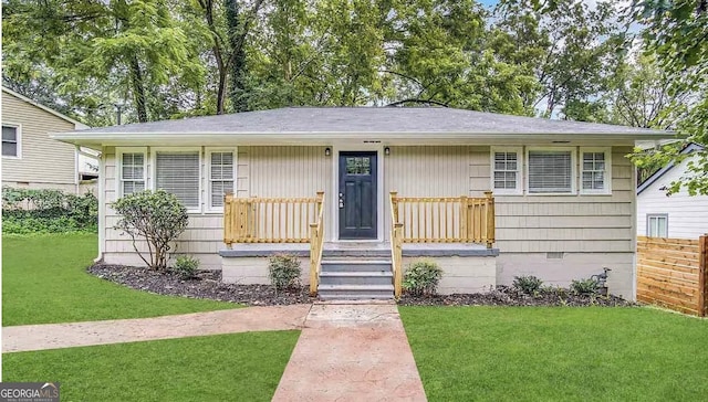 view of front of property featuring a front yard