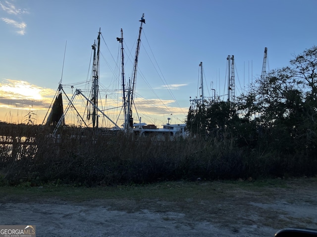 view of yard at dusk