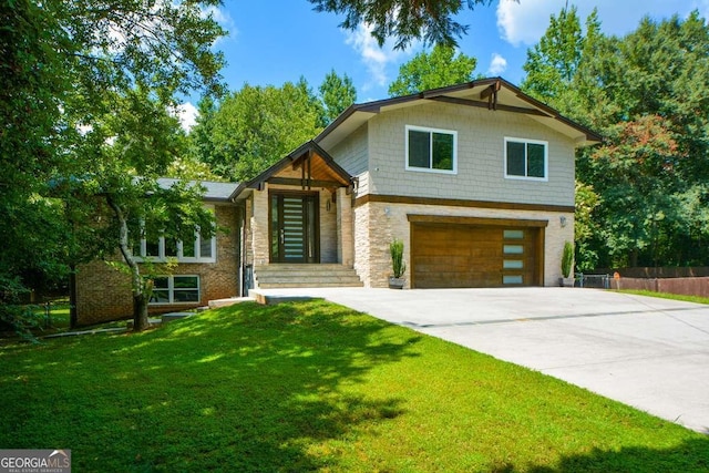 view of front facade featuring a garage and a front yard