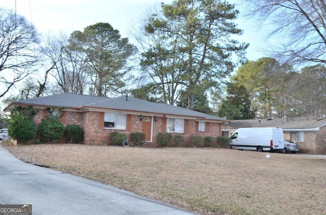 single story home featuring a front yard