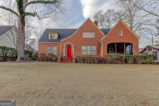 view of front of home featuring a front lawn