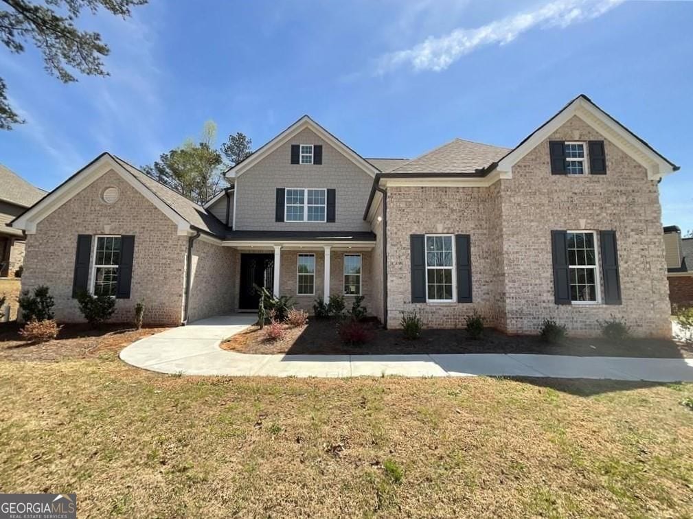 craftsman-style house featuring a front yard