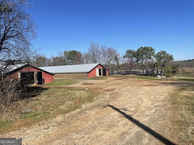 view of yard with an outdoor structure