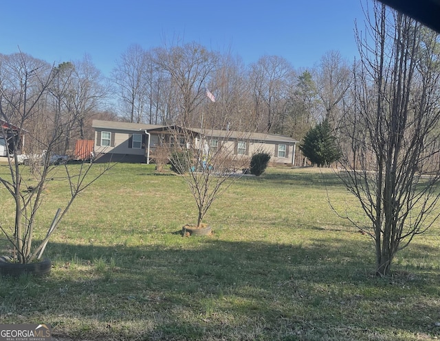 view of front of property featuring a front yard