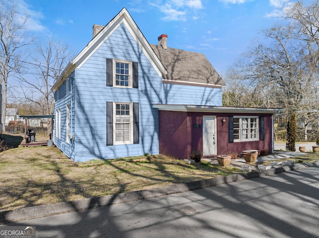 view of front of home featuring a front yard