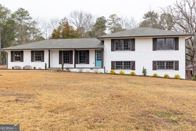 view of front of house featuring a front lawn