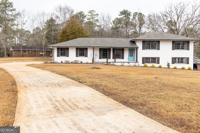 view of front of property featuring a front yard