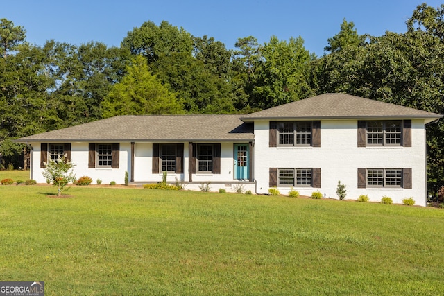 view of front facade featuring a front yard