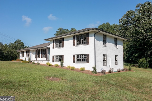 view of front of home with a front lawn