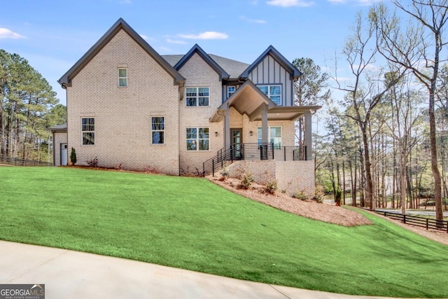 view of front facade featuring a front yard