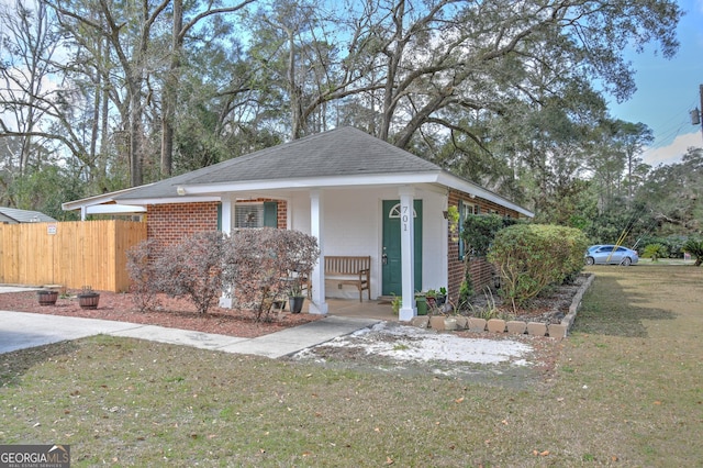 view of front facade with a front yard and covered porch