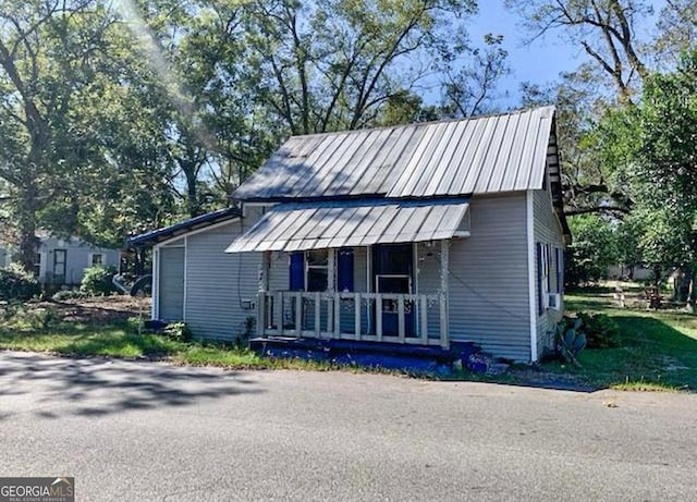 view of front of home with covered porch