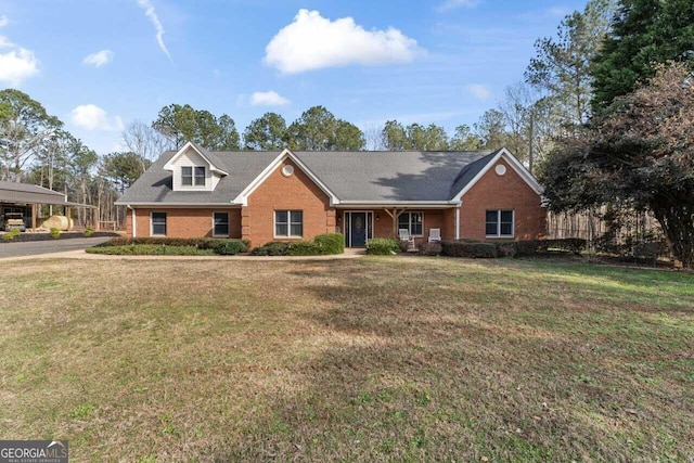 view of front of property featuring a front lawn