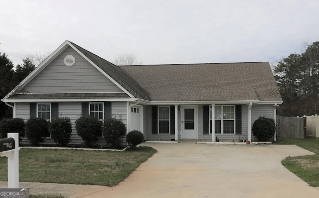 view of front of property featuring fence and a front lawn